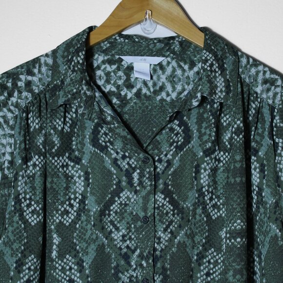 H&M Blouse Womens Size 16 Green Long Sleeve Button Up Snake Animal Print Career - Picture 3 of 6